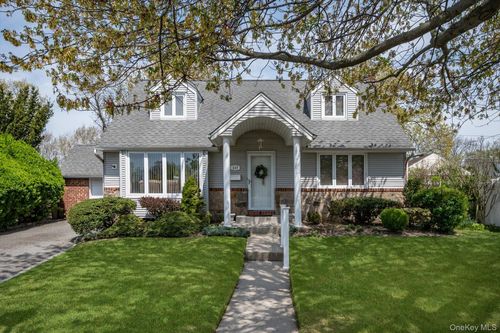 117 Betty Rd, East Meadow, NY, 11554-1601 | Card Image