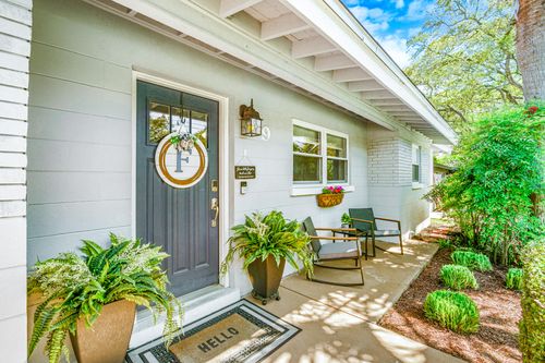 9 Waynel Cir Se, Fort Walton Beach, FL, 32548-7247 | Card Image