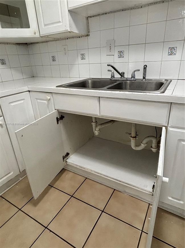 APT-2365 - 10000 Nw 80 Th Ct, Condo with 2 bedrooms, 2 bathrooms and null parking in Hialeah Gardens FL | Image 11