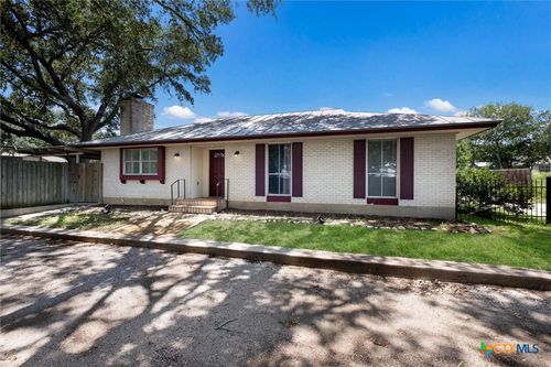 1305 G St, Floresville, TX, 78114-2621 | Card Image