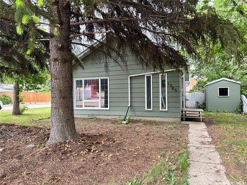 1085 4th Avenue Nw, House with 3 bedrooms, 1 bathrooms and 2 parking in Moose Jaw SK | Card Image