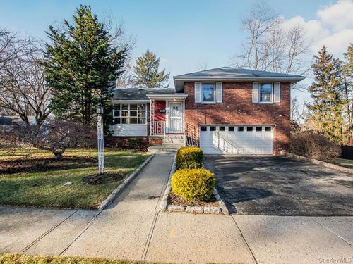 28 Moore St, Hartsdale, NY, 10530-1315 | Card Image