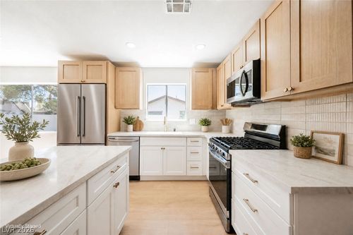 35 Hickory St, Las Vegas, NV, 89110-4769 | Card Image