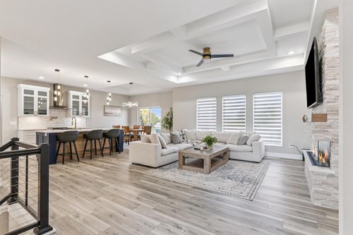 122 Kestrel Cir, Waterloo, IA, 50701-1214 | Card Image