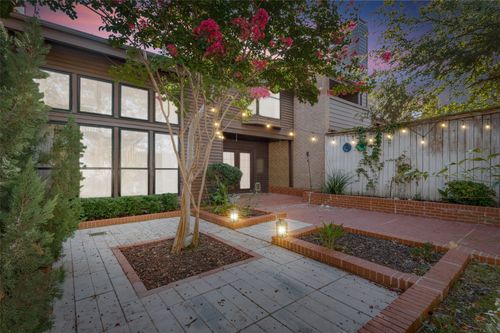 704 Oakwood Trl, Fort Worth, TX, 76112-1609 | Card Image