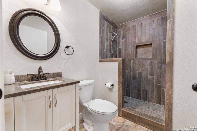 1015 Fm 2200 W, House other with 3 bedrooms, 3 bathrooms and null parking in Devine TX | Image 16