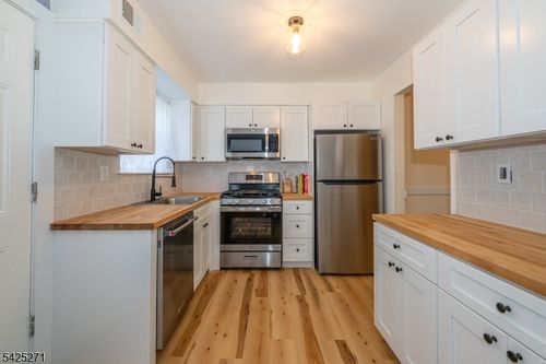 160 Cynthia Dr, Hackettstown, NJ, 07840-3740 | Card Image