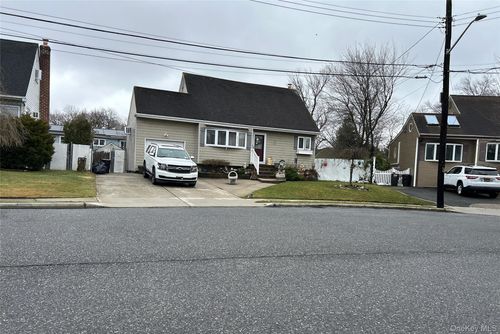 34 Karen St, West Babylon, NY, 11704-6806 | Card Image