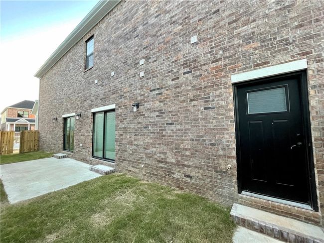 Side yard is fenced with patio | Image 52