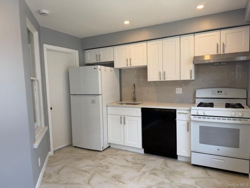 apt-2-24 Doxsey Pl, Lynbrook, NY, 11563-3466 | Card Image