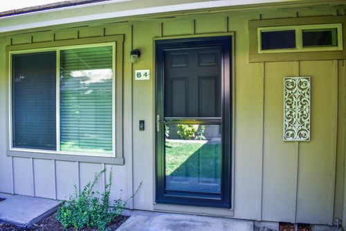 b4-300 Shafer Ln, Jacksonville, OR, 97530-9666 | Card Image