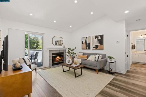 h-760 Canyon Oaks Dr, Oakland, CA, 94605 | Card Image