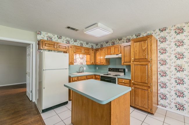 Apartment Kitchen | Image 31