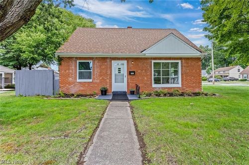 643 E 261st St, Euclid, OH, 44132-1914 | Card Image