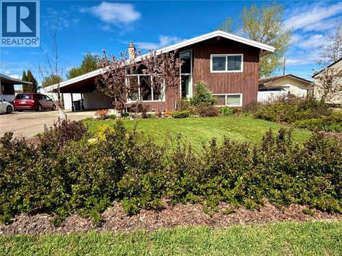 924 112 Ave, Dawson Creek, BC, V1G2Y3 | Card Image
