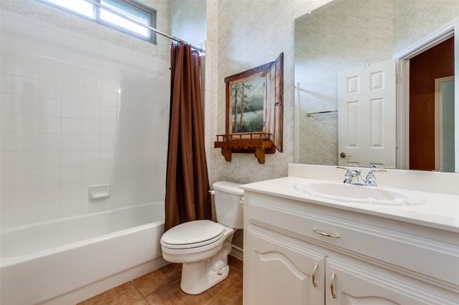 Secondary bathroom. | Image 29