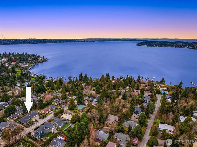 Positioned on the cherished northend of Mercer Island, walk to the waterfront, walk to town, walk to Luther Burbank or walk to the park and ride and catch a bus to the game. Convenience truly doesn't get any better. | Image 38