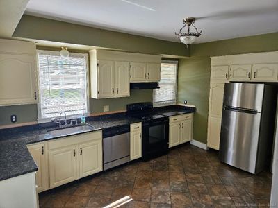 Granite countertops and tile floors | Image 3