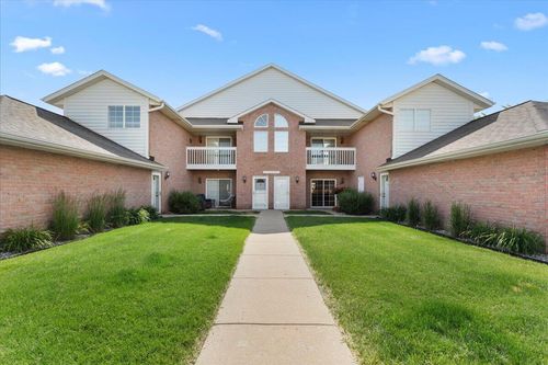 2412581 E Parkway Meadow Cir, Pewaukee, WI, 53072-5854 | Card Image