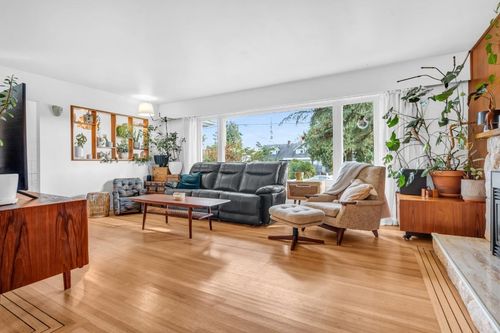 852 E 17th St, North Vancouver, BC, V7L2X1 | Card Image