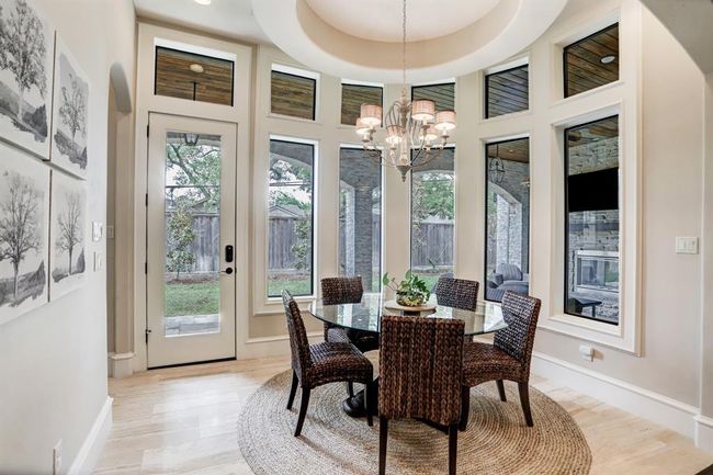 Breakfast room with natural light. | Image 15