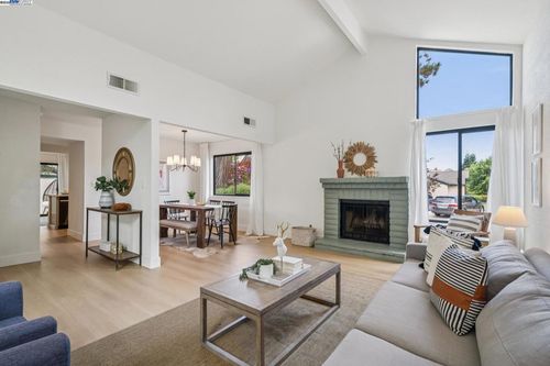 101 Carob Ln, Alameda, CA, 94502-6621 | Card Image