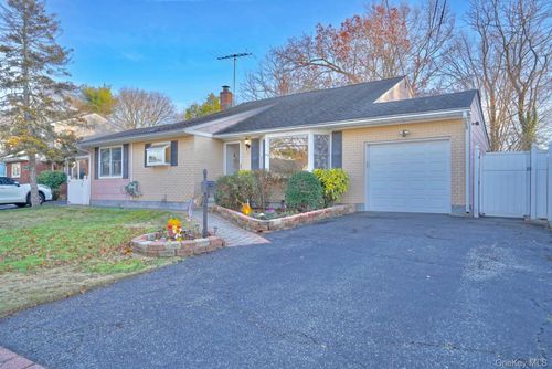 34 Oakley Dr, Huntingtn Sta, NY, 11746-3116 | Card Image