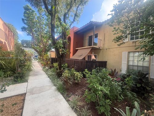 i16-10762 N Kendall Dr, Miami, FL, 33176-1427 | Card Image
