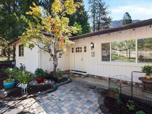 627 Carriage Rd, Grants Pass, OR, 97526-8810 | Card Image