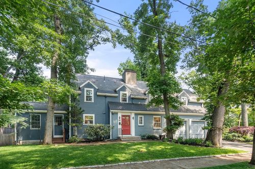 28 York Rd, Waban, MA, 02468-2133 | Card Image