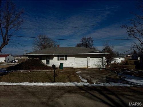 601 Roe Ln, Macon, MO, 63552-2066 | Card Image