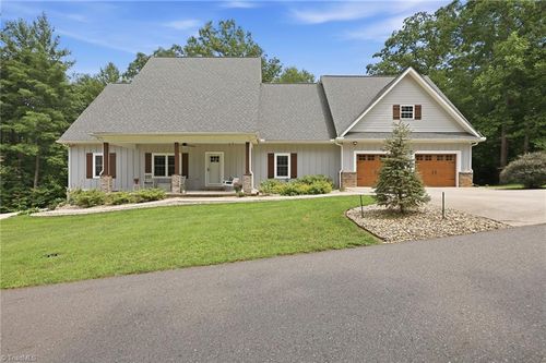 612 Niston Ln, Mount Airy, NC, 27030-4891 | Card Image