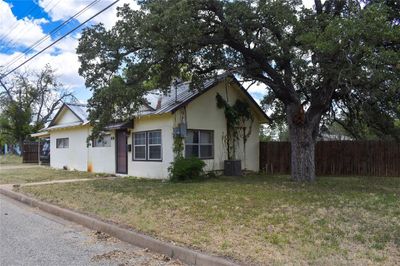 605 E 6th Street, House other with 2 bedrooms, 1 bathrooms and null parking in Brady TX | Image 3