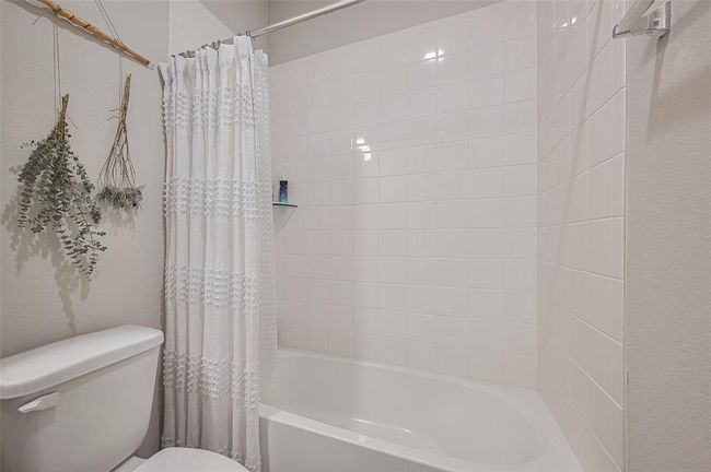 Tub/shower combination in the secondary bathroom | Image 11