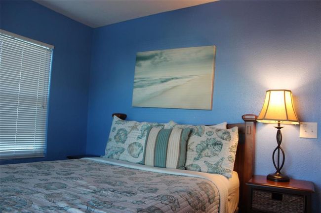 Secondary bedroom with queen size bed | Image 13
