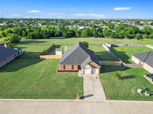 105 Southview Dr, Fate, TX, 75189-8618 | Card Image
