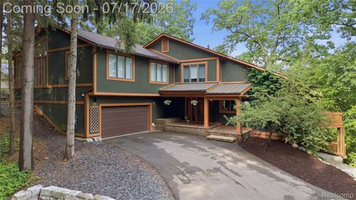 7375 Parkwood Dr, Fenton, MI, 48430-9318 | Card Image
