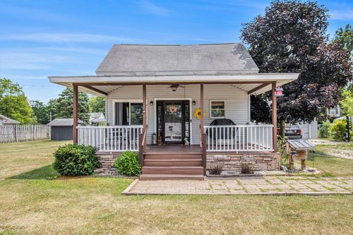 515 Locust St, Howard City, MI, 49329-9198 | Card Image