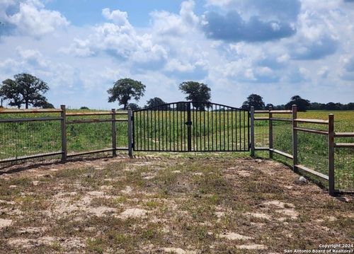 233 Triple Bend Dr, La Vernia, TX, 78121-5940 | Card Image