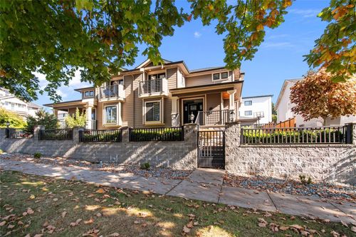 627 Thirteenth St, New Westminster, BC, V3M4M3 | Card Image