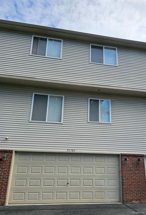 35373 Forest St, Wayne, MI, 48184-1760 | Card Image