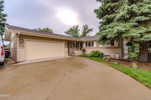 237 Redstone Drive, Bismarck, ND, 58503 | Card Image
