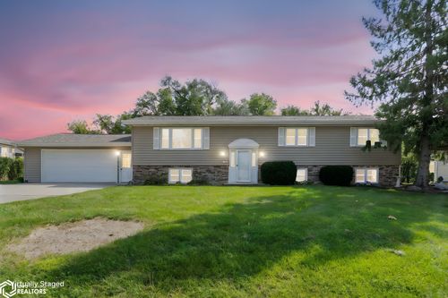 203 Valley View Cir, Nevada, IA, 50201-2634 | Card Image