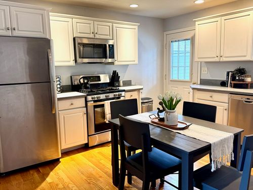 b-27 Willow St, Melrose, MA, 02176-3801 | Card Image