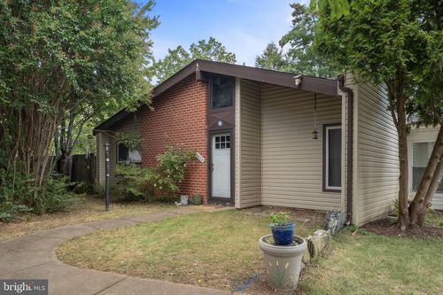 6073 Wycoff Sq, CENTREVILLE, VA, 20120-1828 | Card Image