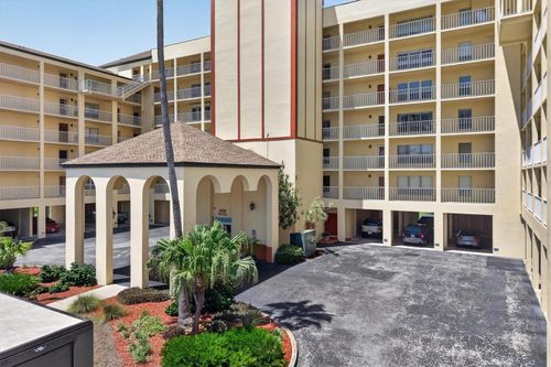 305-9000 Commodore Dr, SEMINOLE, FL, 33776-1911 | Card Image