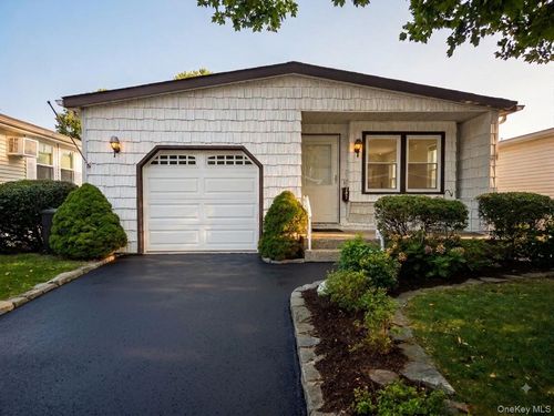 162 Village Circle W, Brookhaven, NY, 11949 | Card Image