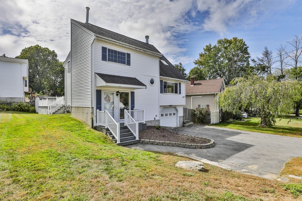 Sunderland Rd, Worcester, MA 01604
