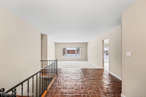 18746 Westbrook Dr, Livonia, MI, 48152-2896 | Card Image