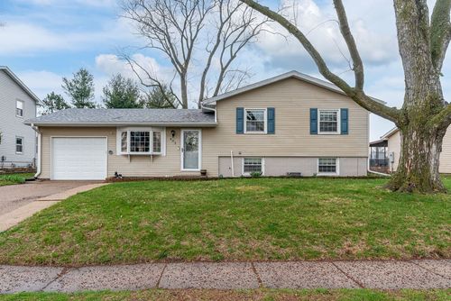 402 W Sheridan Dr, Eldridge, IA, 52748-1631 | Card Image